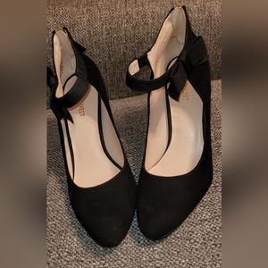 Nine West size 9 black suede with Bow